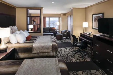 ClubHouse Hotel & Suites Fargo Отели рядом с достопримечательностью «Тандер Роуд»