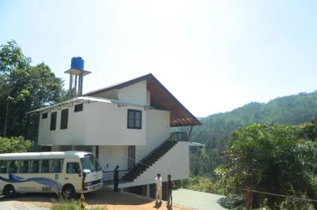 Birds Paradise Hotel Отели рядом с достопримечательностью «Sivali Central College Playground»