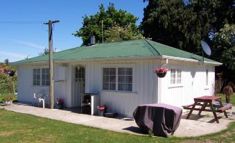 Wacky Stays - Unique Farm-Stay Glamping Rentals, Free Animal Feeding Tours