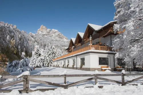 X Alp Hotel فنادق في Pozza di Fassa