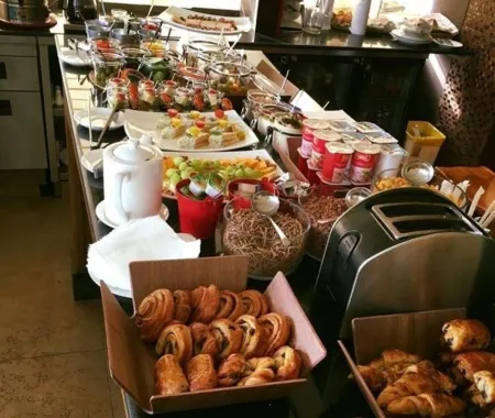 Roots Apartment Hotel Отели рядом с достопримечательностью «TEMP BOOTH F 787/1 (AMERICAN EMBASSY»