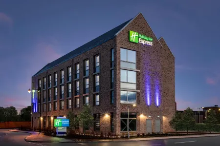 Holiday Inn Express Cambridge West - Cambourne Отели рядом с достопримечательностью «Колледж Кембридж Маслим»