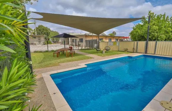 羅賓法勒大橋汽車旅館