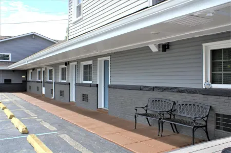 Hometowne Inn & Suites