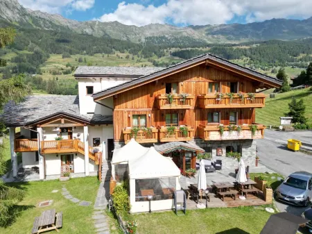 Albergo Punta Zerbion Отели в г. Ayas