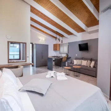 Trizonia Bay Hotel