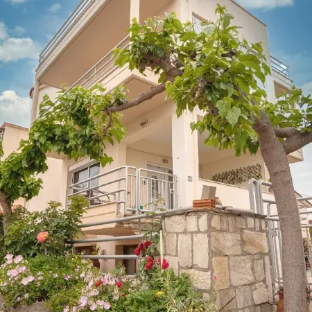 Estell’s Sweet Luxury House