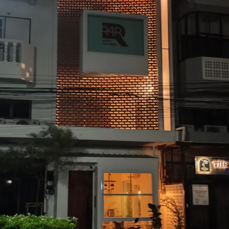 [R4R] RoomforRest Boutique Hotel Bangsaen Beach Отели рядом с достопримечательностью «Мыс Тан»