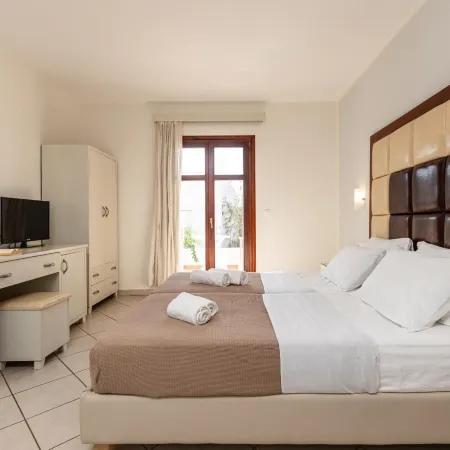 Plaka Hotel II
