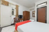 RedDoorz Plus at Buah Batu - Pensions