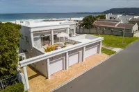 Hermanus Beachfront Lodge - Solar Power Hotels in Voelklip