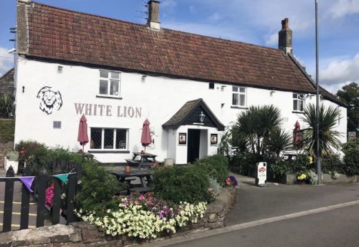 The White Lion Yate - Double ensuite with Kitchenette - Housity