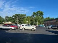 Posh Inn & Suites - Parkplatz