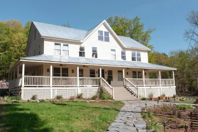 Stonehill's Farmhouse Hotels in Gardiner