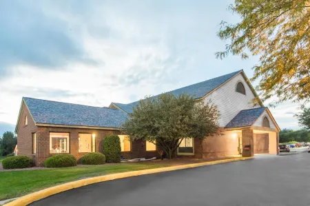 Super 8 by Wyndham Dodgeville Отели рядом с достопримечательностью «Блу Маунд Стейт Парк - Запад Обзервейшен Тауэр»