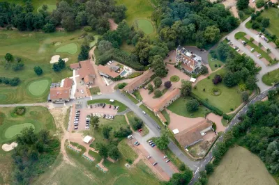 Château de Champlong Hôtels à : Saint-Haon-le-Châtel