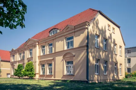 Hotel Schloss Neustadt-Glewe Отели в г. Людвигслуст-Пархим