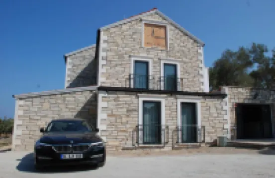 Victoria Hotel and Lounge