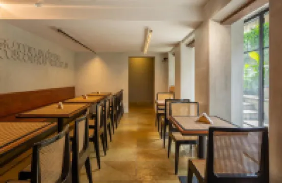 ザ ポストカード マンダレーホール、コーチ