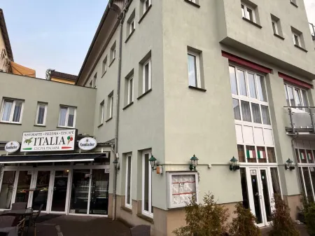 Pension am Schloss Отели в г. Остхайм-фор-дер-Рён