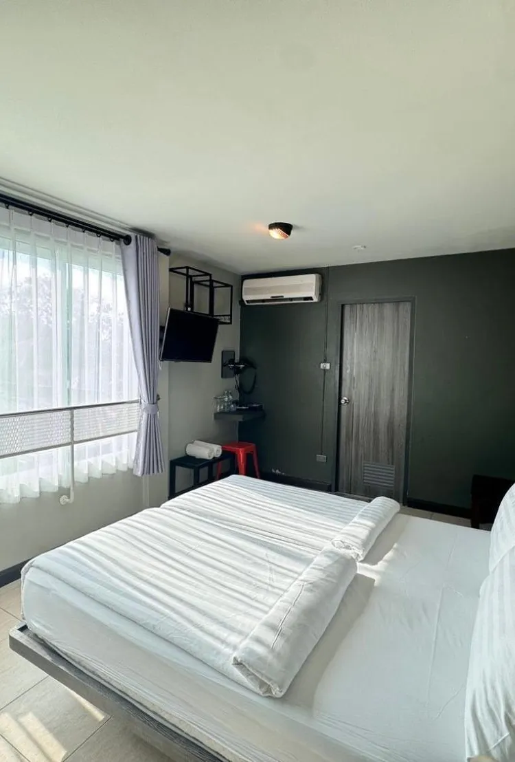 ห้องเตียงใหญ่ พร้อมห้องน้ำส่วนตัว