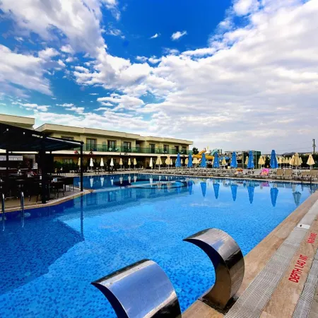 Jasmin Beach Hotel Отели рядом с достопримечательностью «Ветряные мельницы Бодрума»