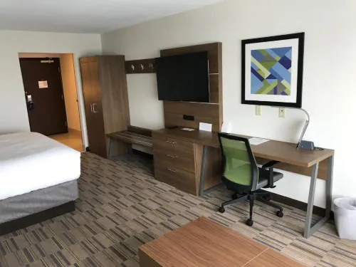 Holiday Inn Express & Suites Pittsburgh - Monroeville Hotels in Monroeville