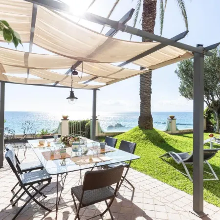 GuestHost - Penelope Seaview Apartment