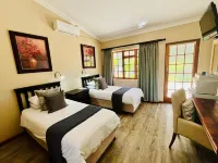 17 on Bird Guest House - parking