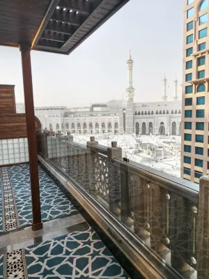 Luxury suites overlooking the Haram - at Hilton Suites Hotel - Airport Shuttle