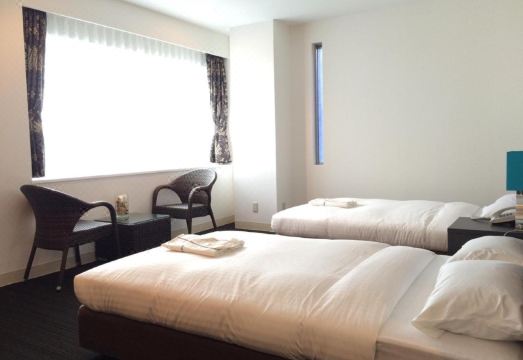 리베스트 인 아마미의 깔끔한 객실 내부나 프론트 데스크