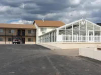 Aquarius Inn Hotels in Wayne County