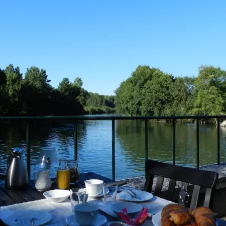 Moulin de la Chevriere Отели в г. Саше