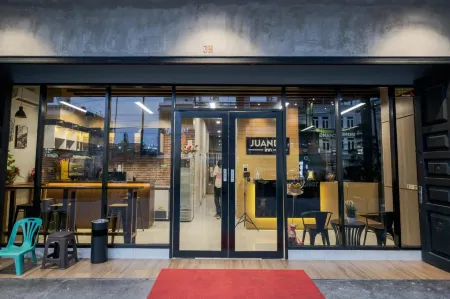 RedDoorz Plus @ Jalan Juanda Medan Отели рядом с достопримечательностью «Maimoon Palace»