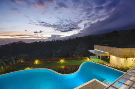 Giriwood Hotel & Villa Отели рядом с достопримечательностью «Улун дану бератан»