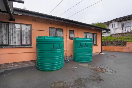 25 Jacaranda Lodge & Backpackers Отели в г. Аутер Запад Дурбан