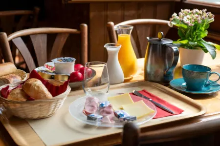 Hotel de la Place Отели в г. Шардон