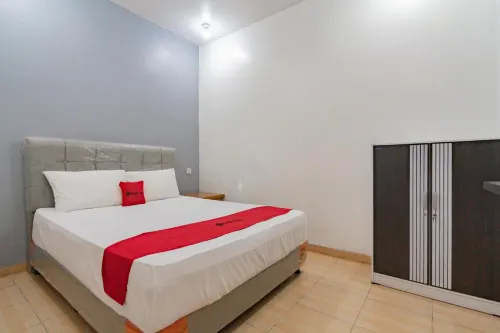 RedDoorz near Prujakan Station Cirebon Hotel di Pekalipan