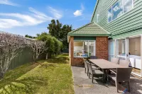 Private and Sunny 3-Bedroom Home with Parking Hotels in Greenlane