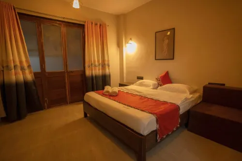 Coastal Bay Inn Hotels in Akshi