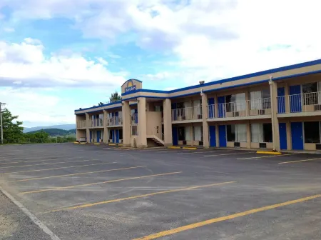 斯湯頓南戴斯酒店