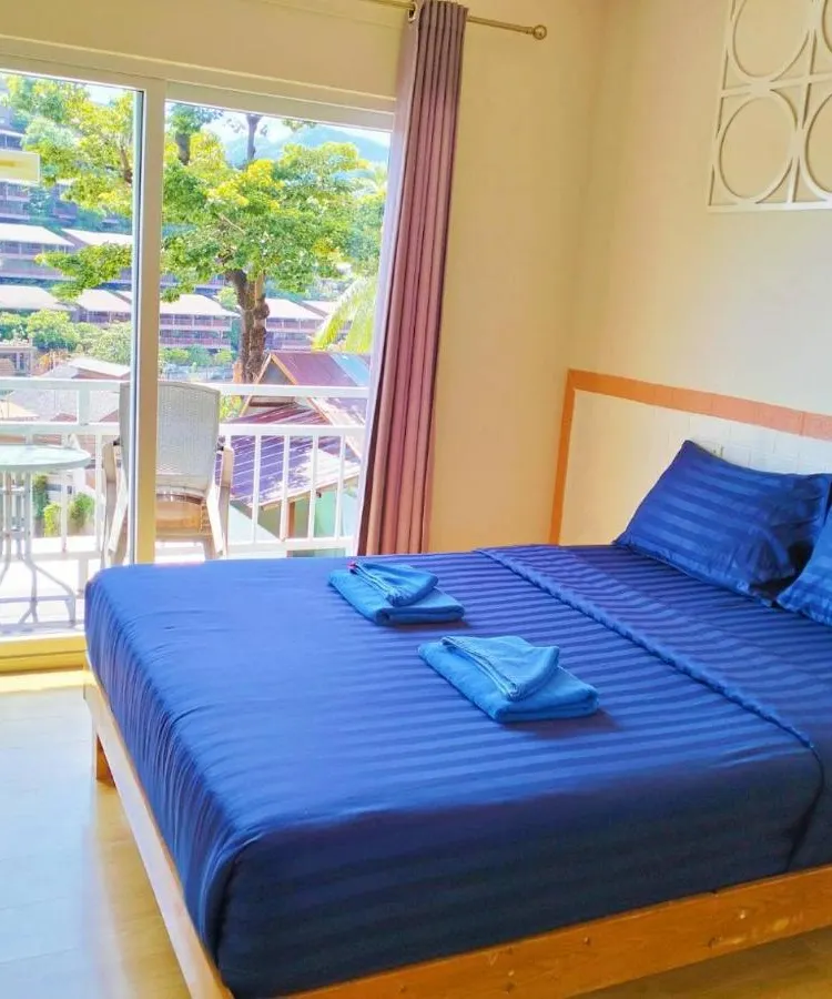 ห้องพร้อมระเบียงและวิวทะเล(เตียงควีนไซส์)