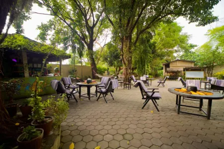 Chitwan Gaida Lodge - Animal Lovers & Birdwatchers Paradise