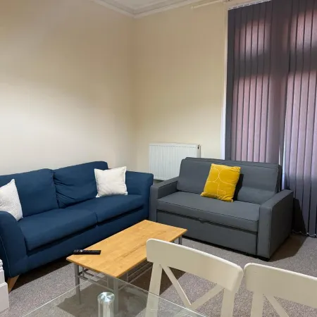 1 Bed Flat - Sleeps 5 - Parking - Wifi