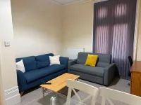 1 Bed Flat - Sleeps 5 - Parking - Wifi Hotels in 