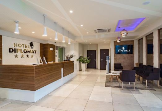 호텔 디플로맷의 깔끔한 로비
