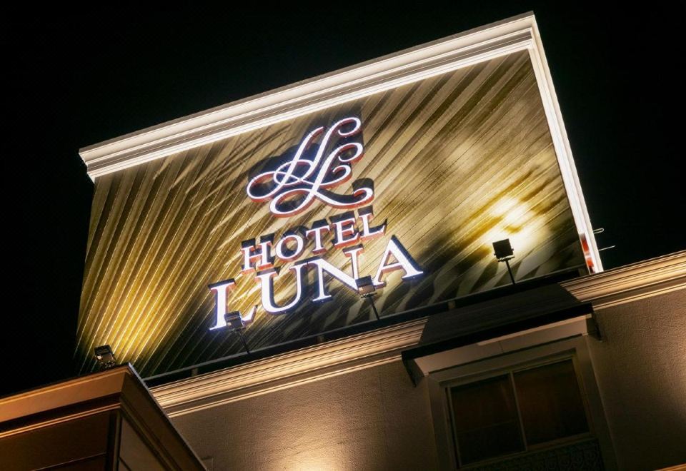 호텔 루나 가시바의 편안하고 넓은 침실 모습