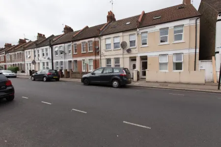 Tooting Broadway Studios & Rooms by PrimeCityHosts Отели в г. Мичам