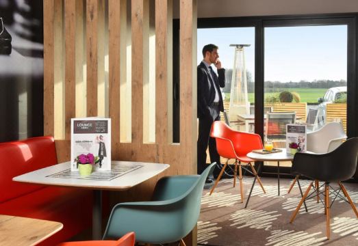 1. 이비스 샤를루아..