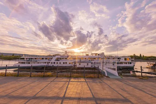 Fortuna Boat Hotel Budapest ブダペストのホテル